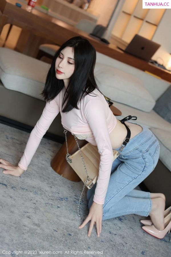   [XiuRen]高清写真图 2023.06.29 No.6992 王曼柔 牛仔裤美腿第14张图片